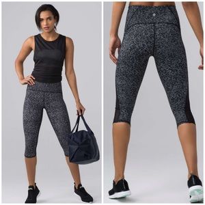 Lululemon Train Times Crop 17” in Soundwave White Black Size 10